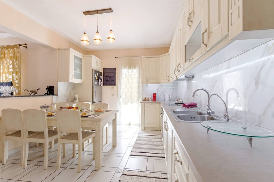 Classic Villa | Private kitchen | Full-size fridge, oven, stovetop, electric kettle