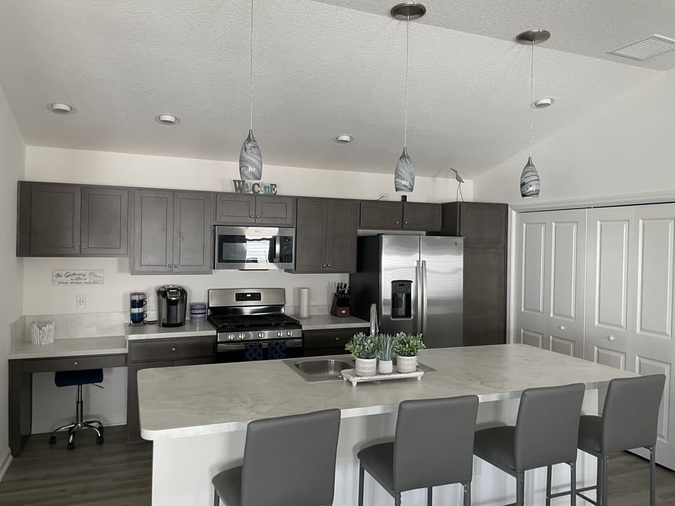 Fully stocked kitchen with washer and dryer
