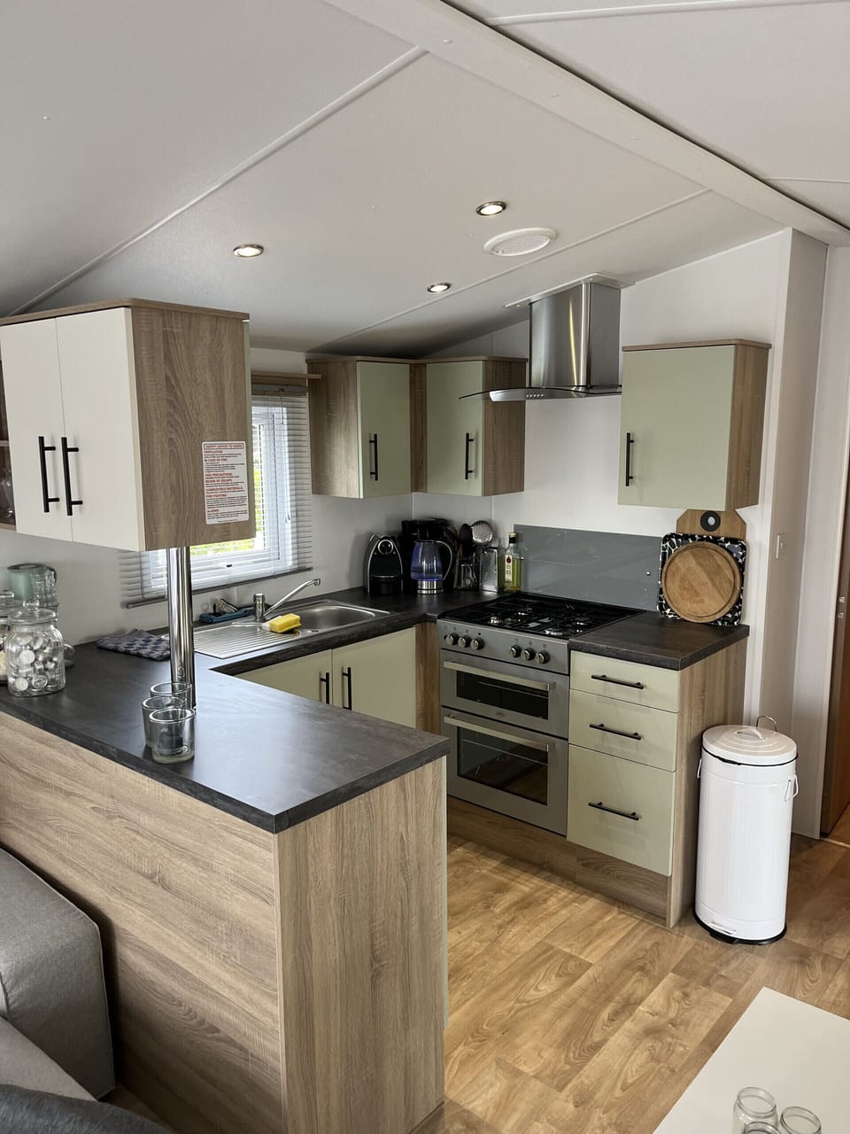 Kitchen, kitchen utensils, mini fridge, coffee machine, Cooker – EEZZ