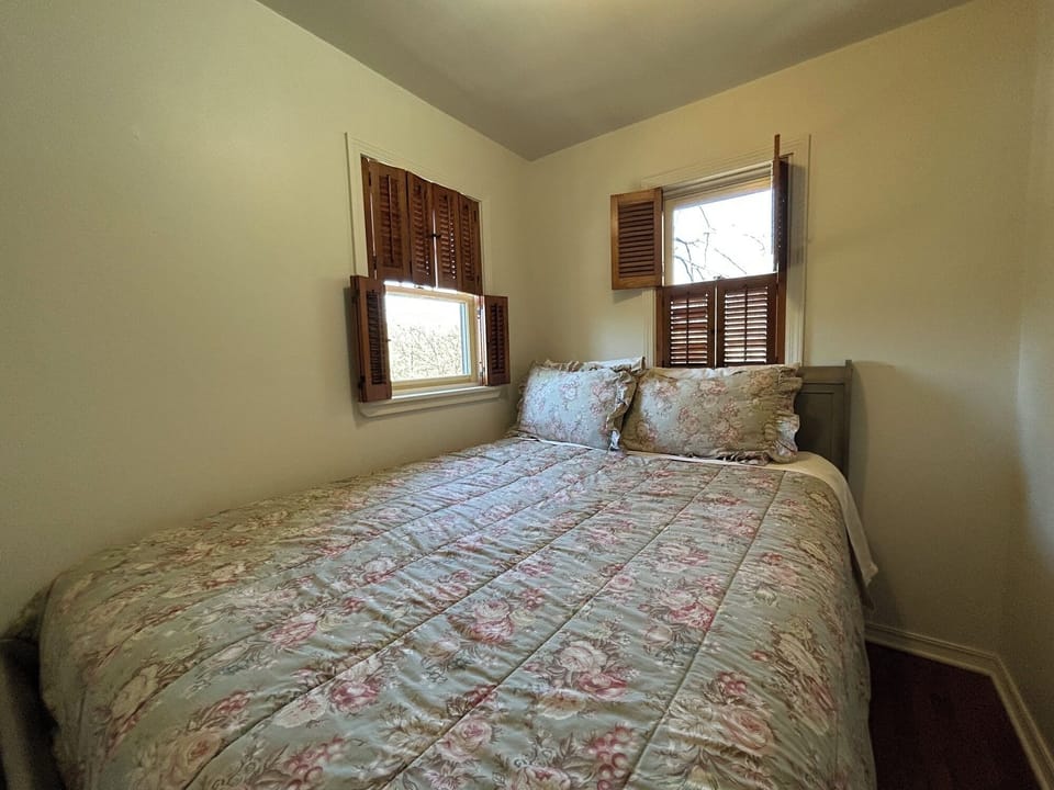 cottage bedroom 2/queen bed