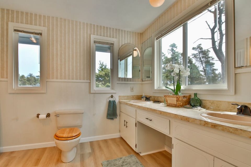 Second Floor Master bath, shower tub combo, double sinks.