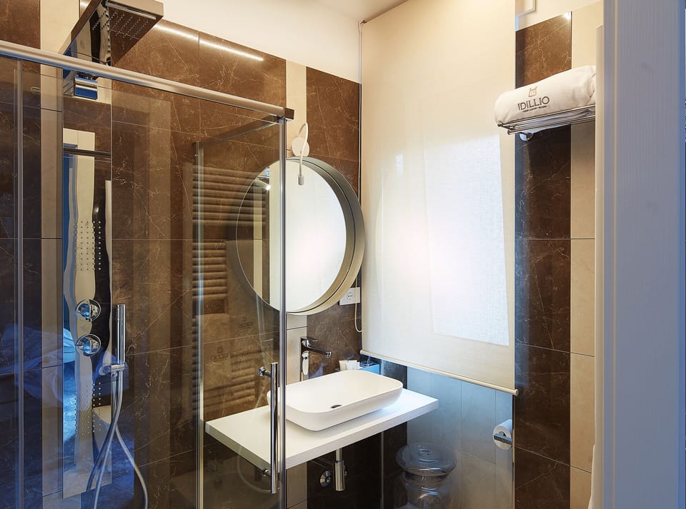 Superior Suite, Terrace (Linea) | Bathroom | Shower, free toiletries, hair dryer, bathrobes