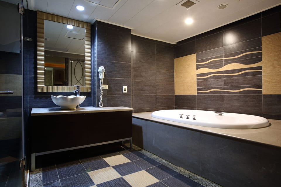 City Double Room (No garage) | Deep soaking bathtub