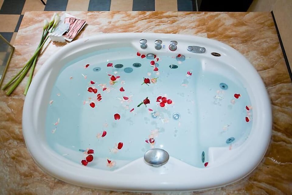 Separate tub and shower, deep soaking tub, hydromassage showerhead