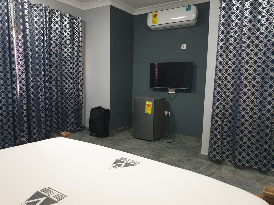 Comfort Single Room, 1 King Bed | Desk, laptop workspace, WiFi (free), individually decorated