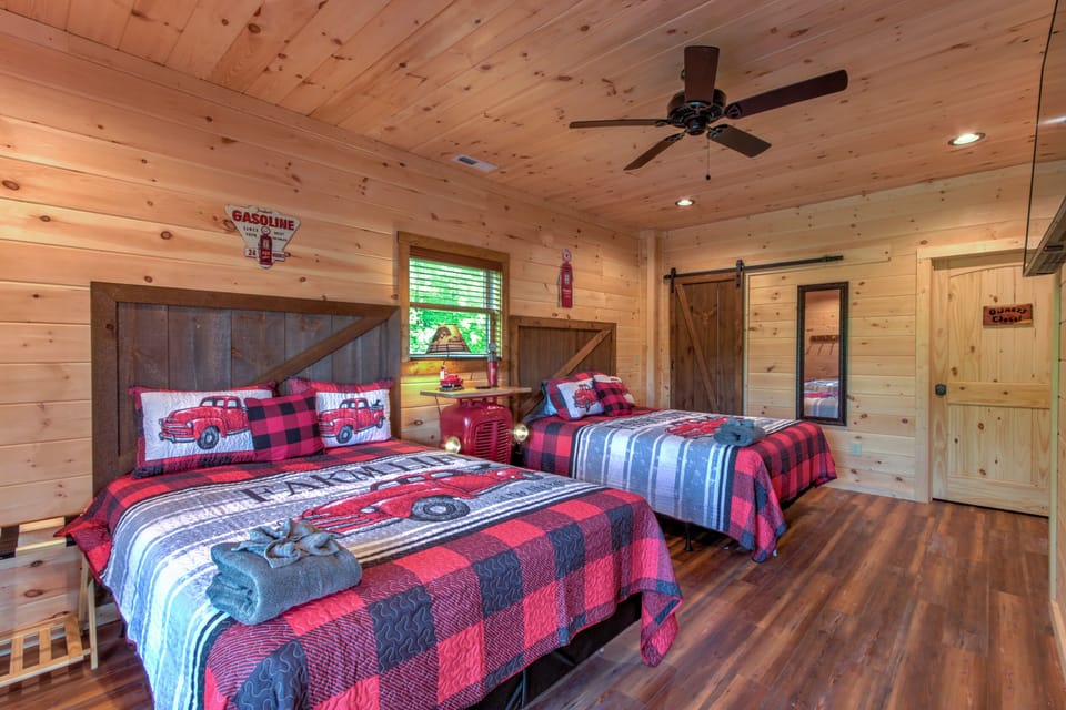 Lower level bedroom has 2 queen beds 🛌 