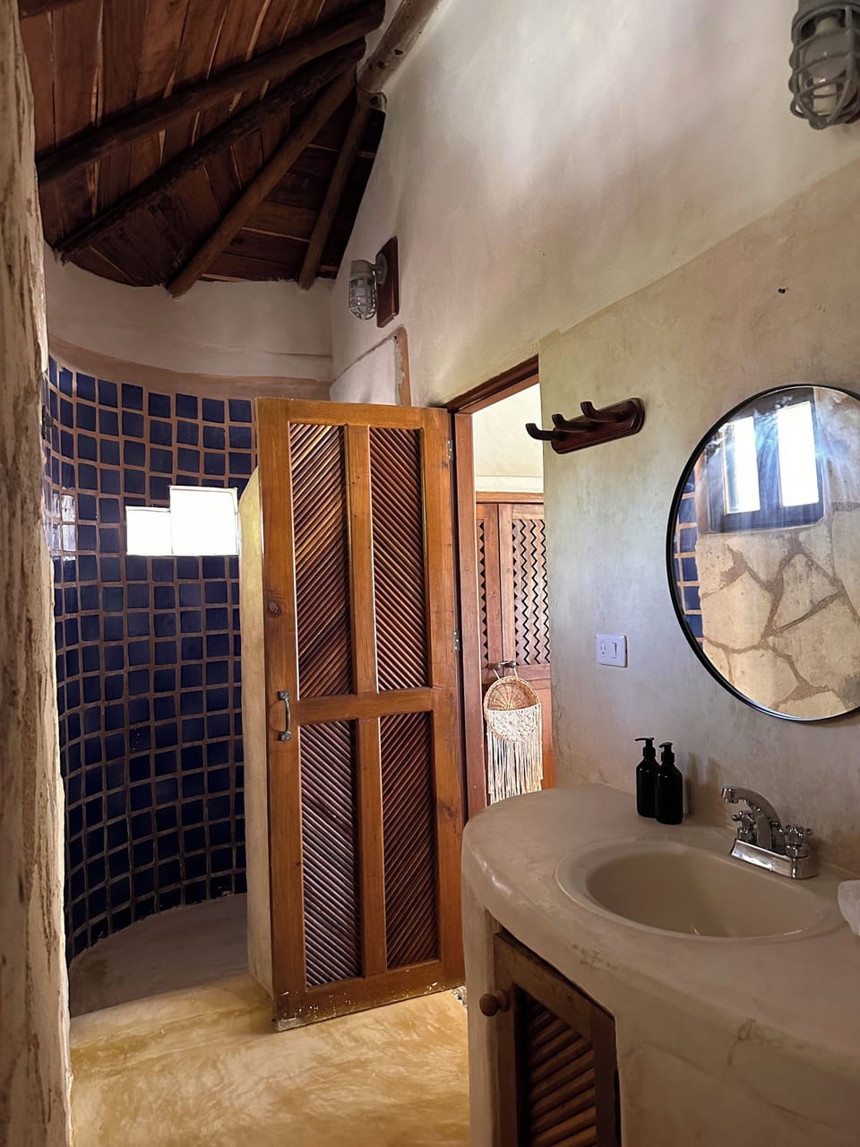 Family Cabin | Bathroom | Shower, rainfall showerhead, free toiletries, towels