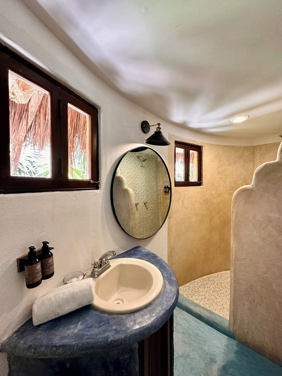 Superior Room | Bathroom | Shower, rainfall showerhead, free toiletries, towels
