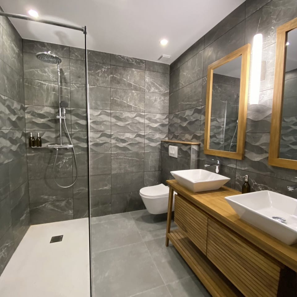 Chambre Double Deluxe Curcuma | Bathroom | Shower, rainfall showerhead, eco-friendly toiletries, hair dryer