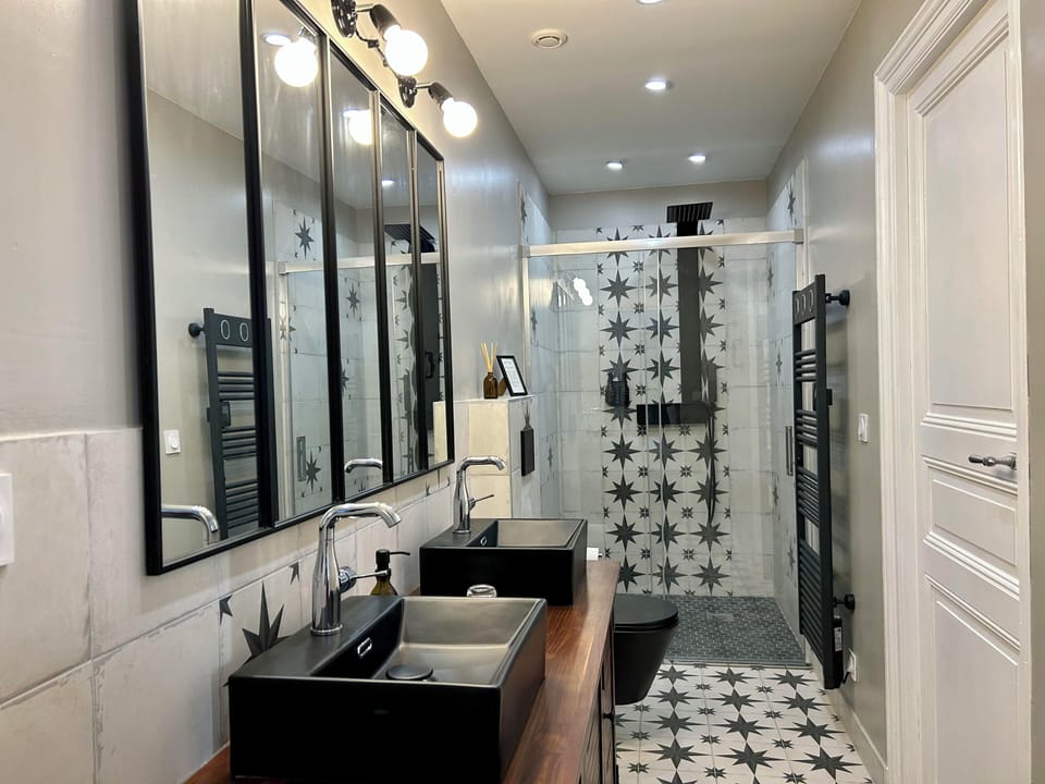 Suite deluxe hibiscus | Bathroom | Shower, rainfall showerhead, eco-friendly toiletries, hair dryer