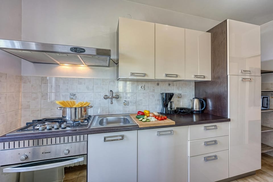 Family House, 5 Bedrooms, 2 Bathrooms (Pool House Lilly) | Private kitchen