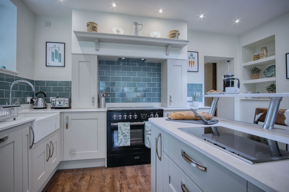 House (6 Bedrooms) | Private kitchen | Microwave, oven, stovetop, dishwasher