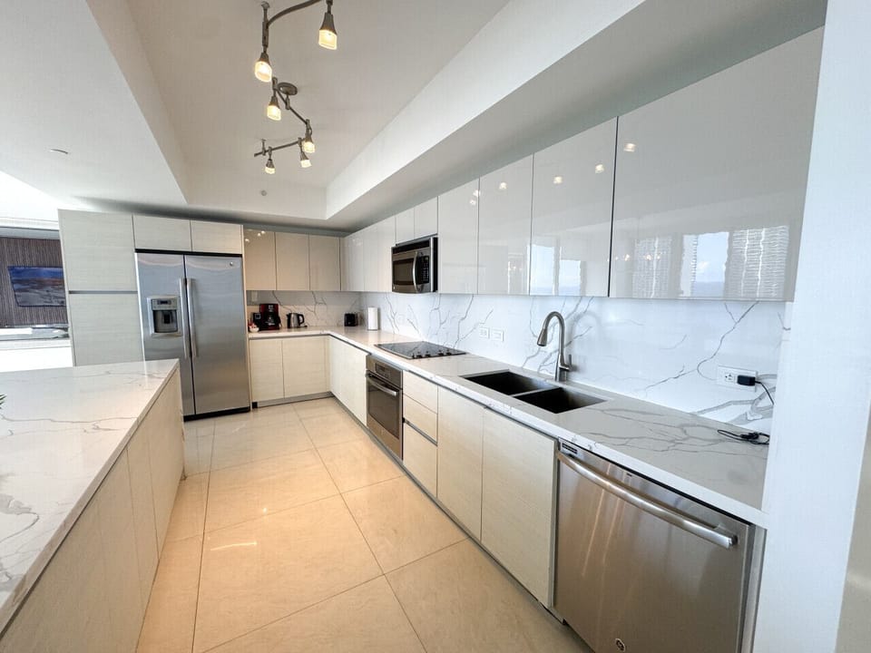 Kitchen, with a large breakfast bar, connected to the dining area