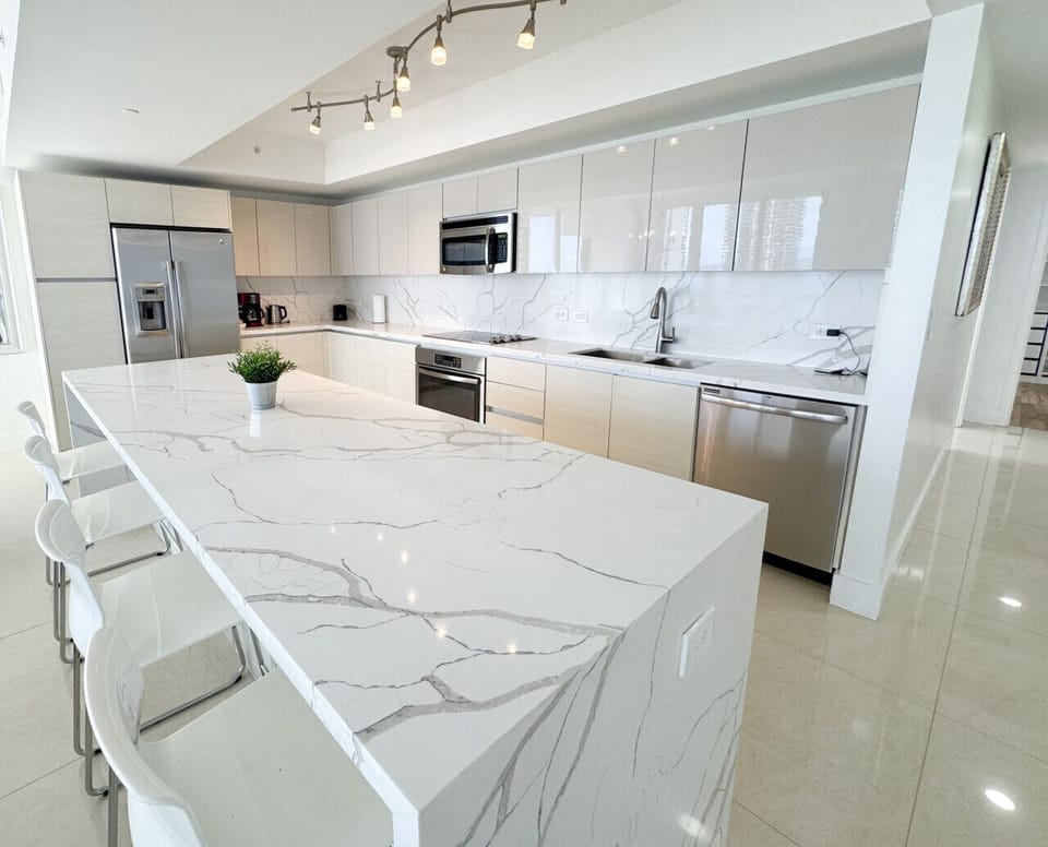 Kitchen, with a large breakfast bar, connected to the dining area