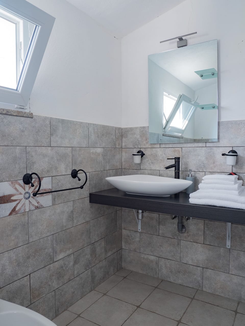 Deluxe Triple Room | Bathroom | Shower, hydromassage showerhead, hair dryer, bidet