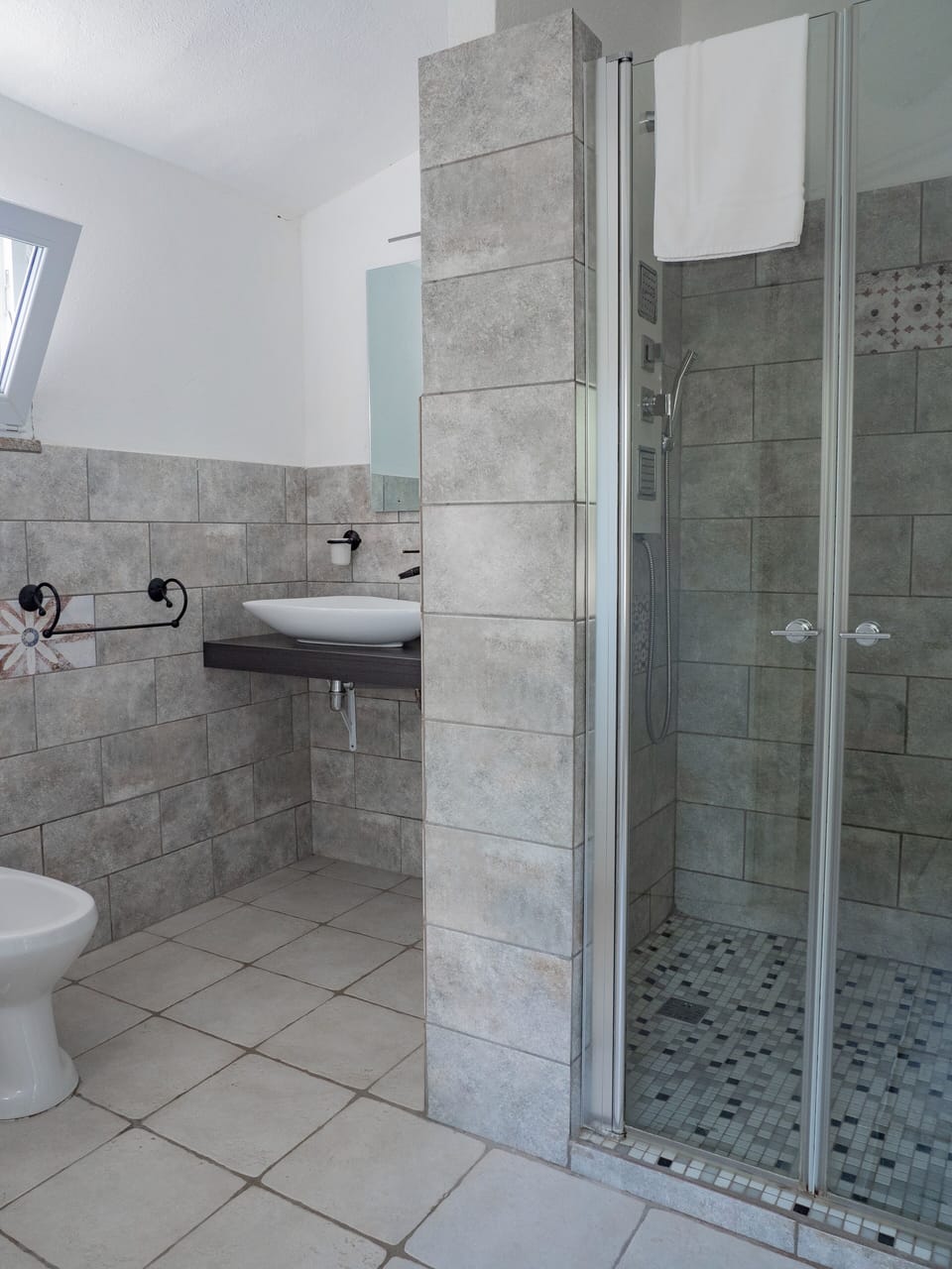 Deluxe Triple Room | Bathroom | Shower, hydromassage showerhead, hair dryer, bidet