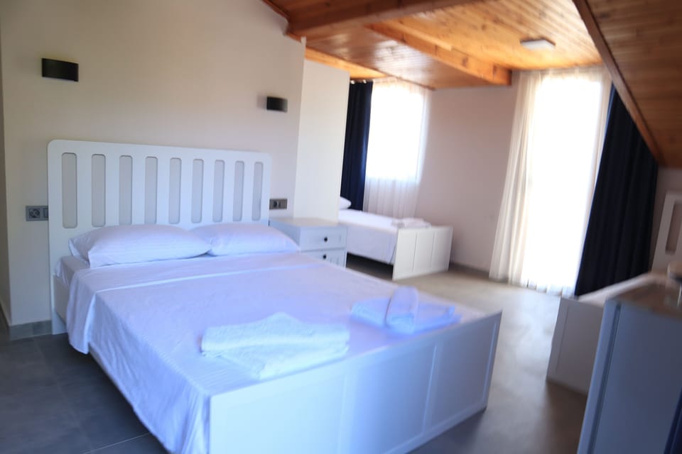 Standard Quadruple Room | Desk, free WiFi, bed sheets