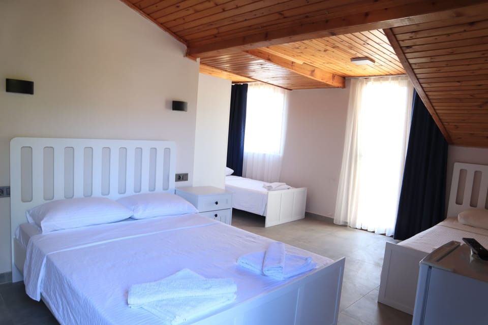 Standard Quadruple Room | Desk, free WiFi, bed sheets