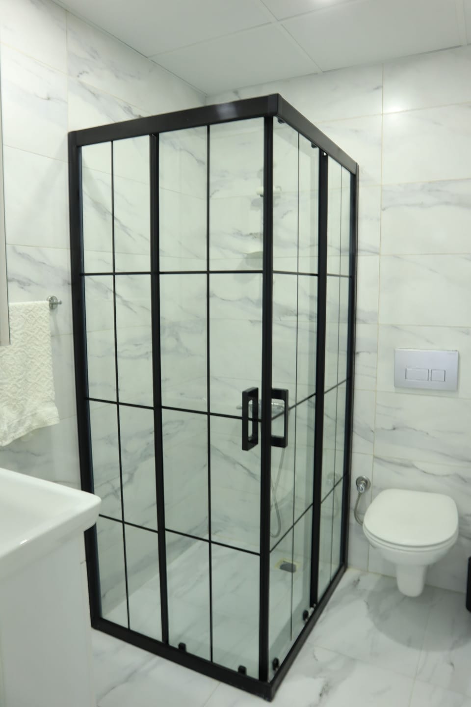Standard Quadruple Room | Bathroom | Shower, rainfall showerhead, hair dryer, towels