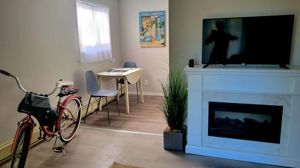 Cycle Nutana & River paths. Cozy fireplace, smart TV, 4 person table