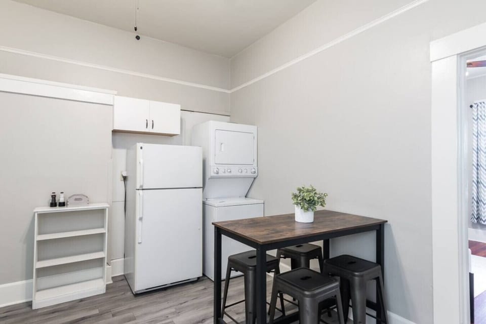 Cute Eat-in Kitchen Space!