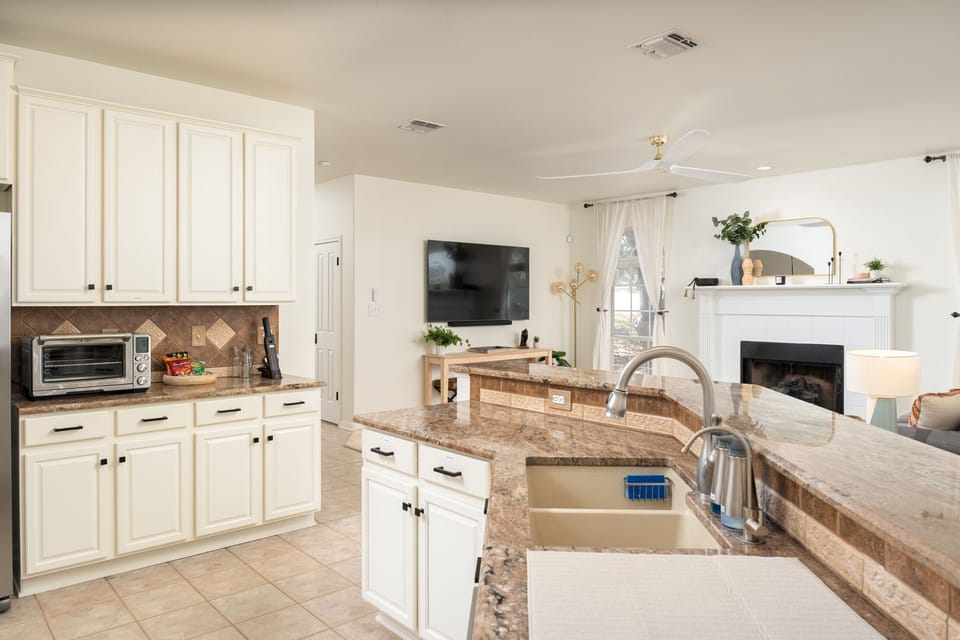 Fully equipped & stylish kitchen.