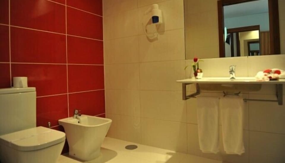 Double Room | Bathroom | Shower, free toiletries, hair dryer, towels