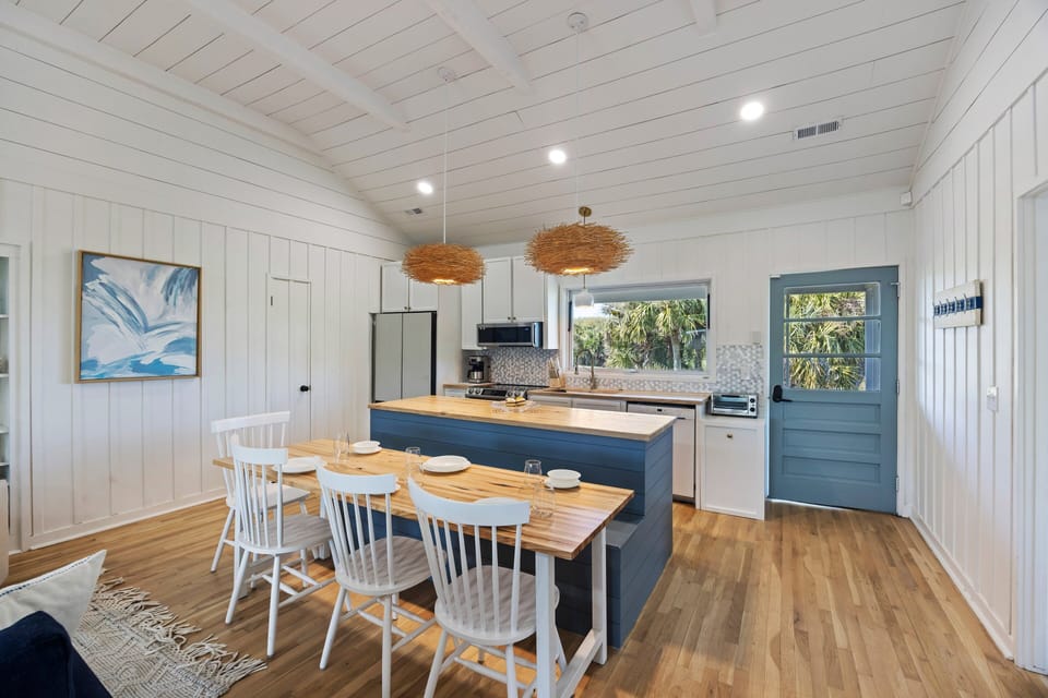 Modern, upgraded kitchen!