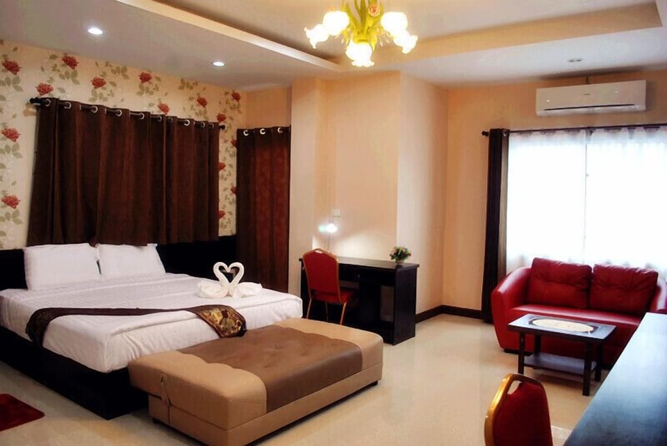 Suite | Blackout drapes, soundproofing, rollaway beds, free WiFi