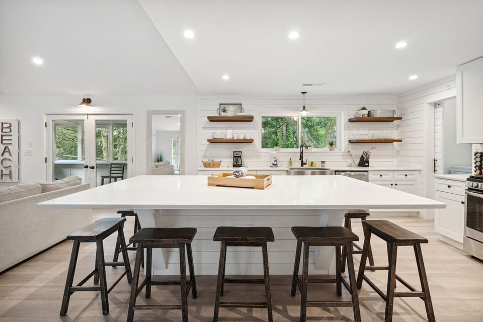 Large Kitchen Island / Dining Area