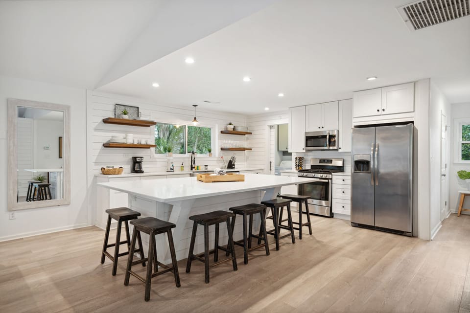 Spacious Kitchen with Ample Seating