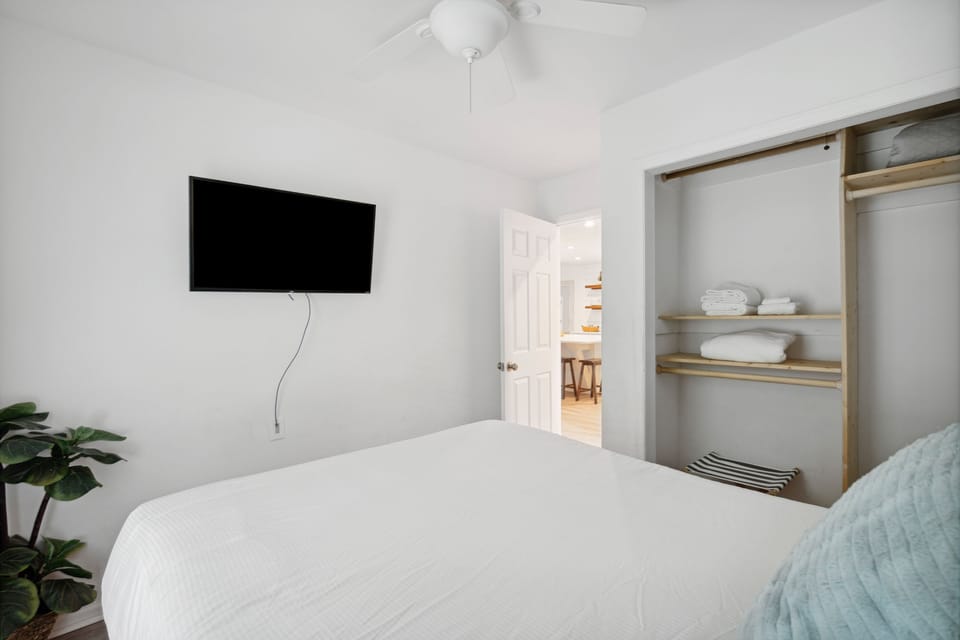 Bedroom 3 - Queen