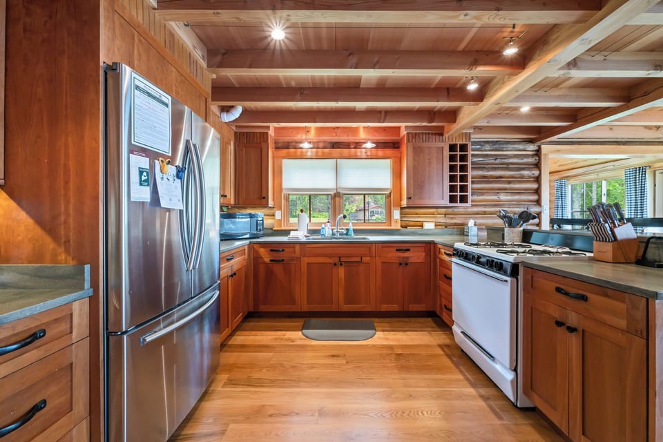 Kitchen - no dishwasher or microwave!