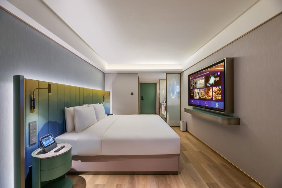 Premium bedding, down comforters, pillowtop beds, minibar (free items)