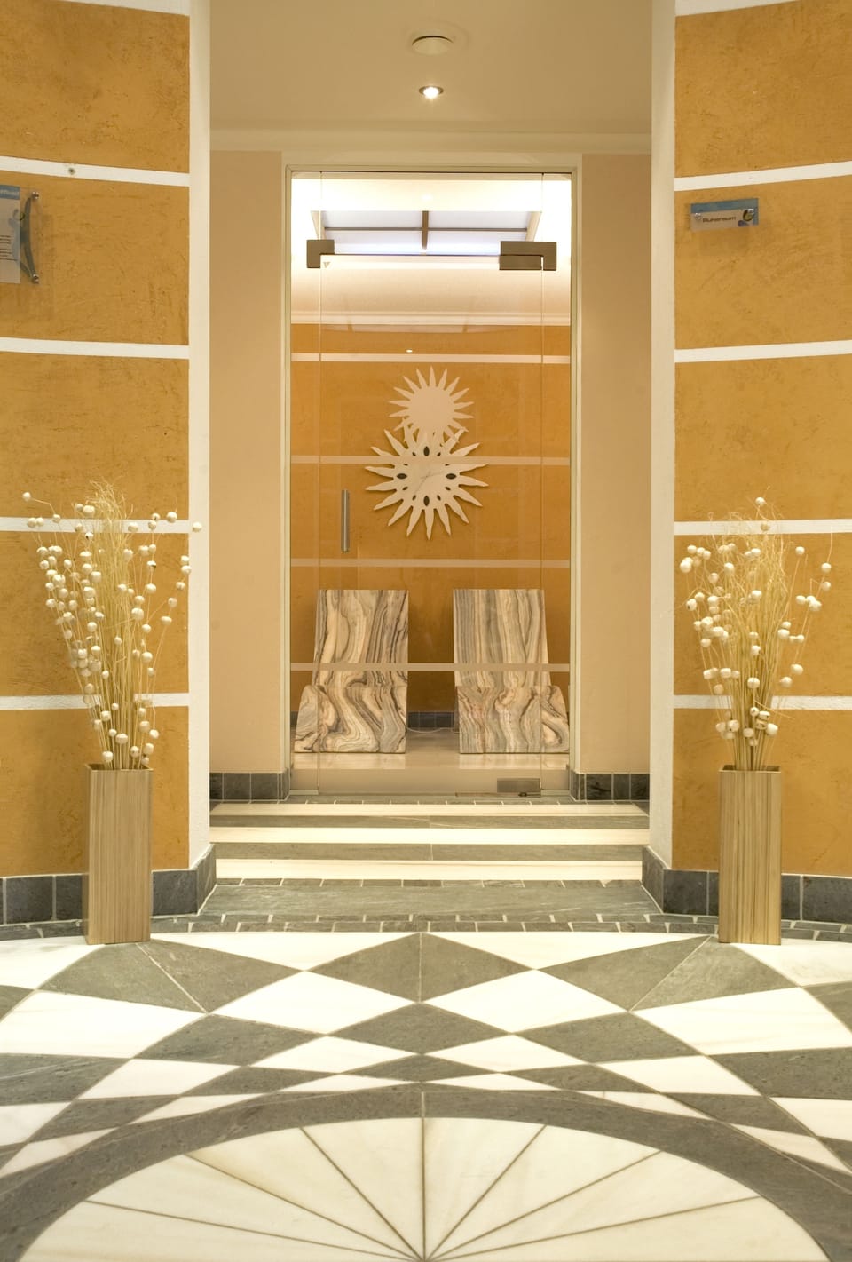 1 treatment room, massages
