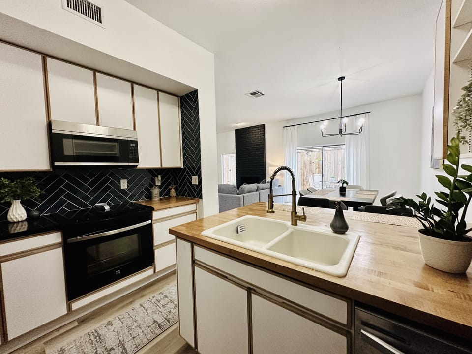 Fully Stocked Kitchen!