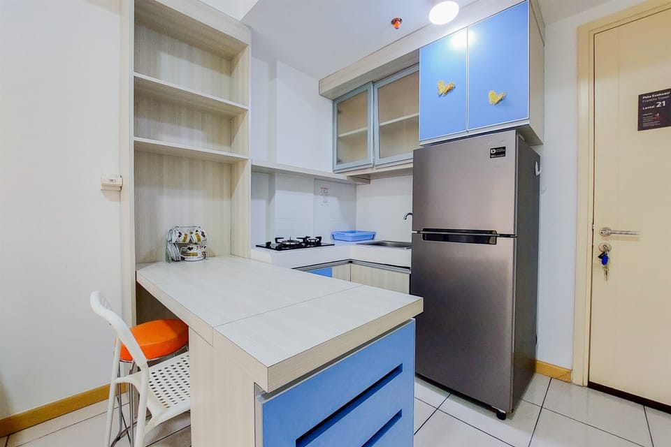 Apartment | Private kitchen | Full-size fridge, stovetop