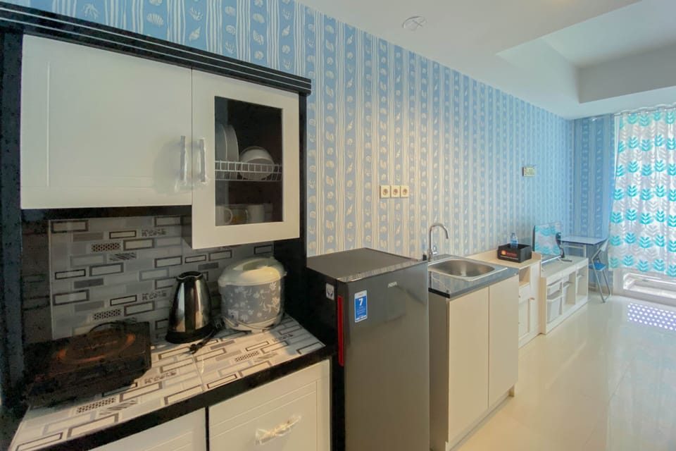 Apartment | Private kitchen | Full-size fridge, stovetop, rice cooker, cookware/dishes/utensils