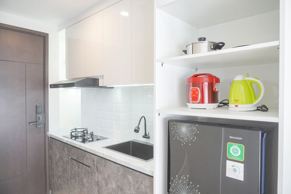 Apartment | Private kitchen | Full-size fridge, stovetop, rice cooker, cookware/dishes/utensils