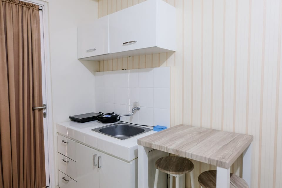 Apartment | Private kitchen | Full-size fridge, stovetop, rice cooker, cookware/dishes/utensils