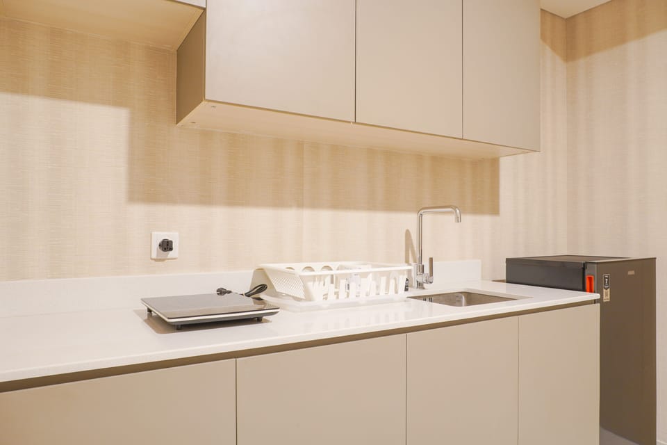 Apartment | Private kitchen | Full-size fridge, stovetop, rice cooker, cookware/dishes/utensils