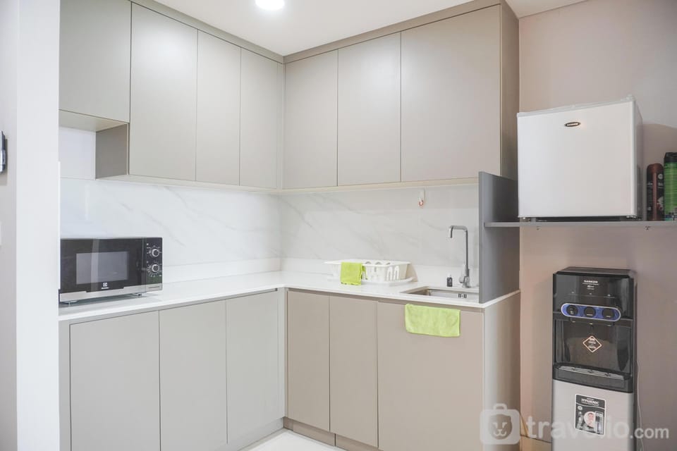 Apartment | Private kitchen | Full-size fridge, stovetop, rice cooker, cookware/dishes/utensils