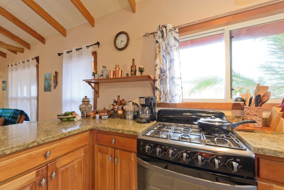 Fully stocked kitchen, gas stove with oven. Everything for baking and cooking.