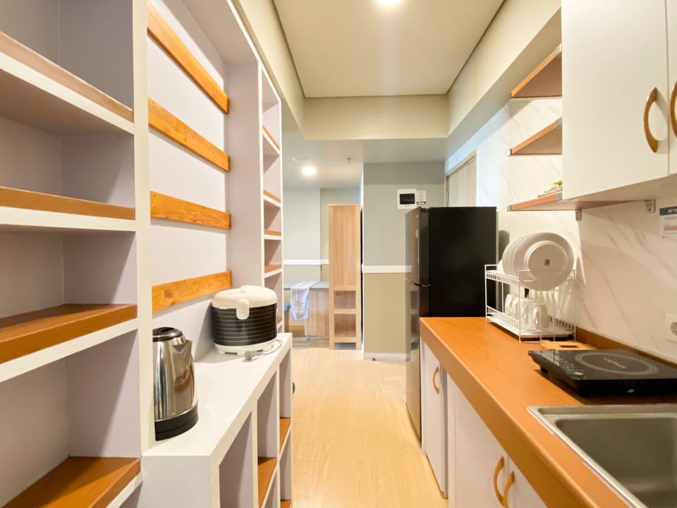 Apartment | Private kitchen | Full-size fridge, stovetop, rice cooker, cookware/dishes/utensils