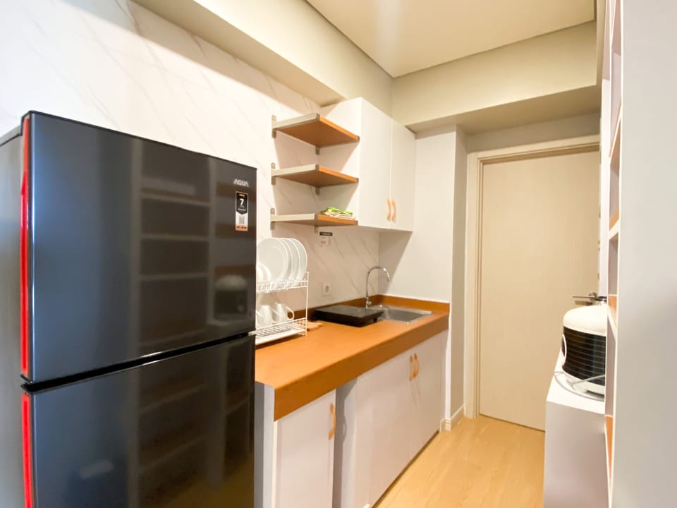 Apartment | Private kitchen | Full-size fridge, stovetop, rice cooker, cookware/dishes/utensils