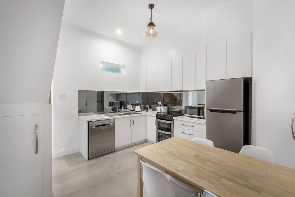 Full-size fridge, microwave, oven, stovetop