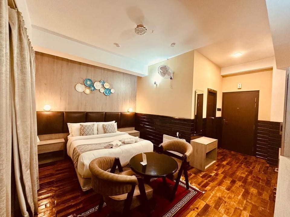 Deluxe Room, 1 Queen Bed, Non Smoking, Mountain View | Memory foam beds, minibar, in-room safe, desk