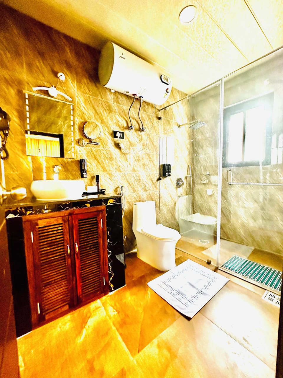 Shower, rainfall showerhead, free toiletries, hair dryer
