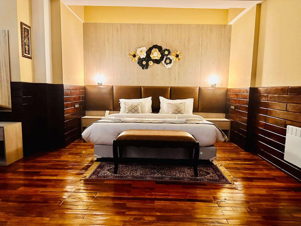 Deluxe Room, 1 King Bed, Non Smoking, Garden View | Memory foam beds, minibar, in-room safe, desk