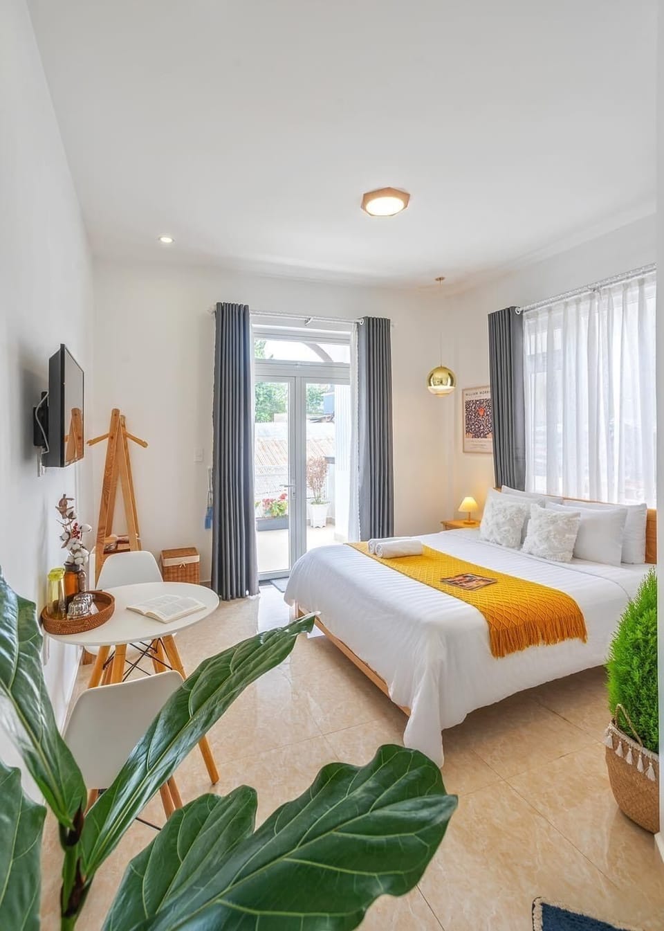 Minibar, desk, free WiFi, bed sheets